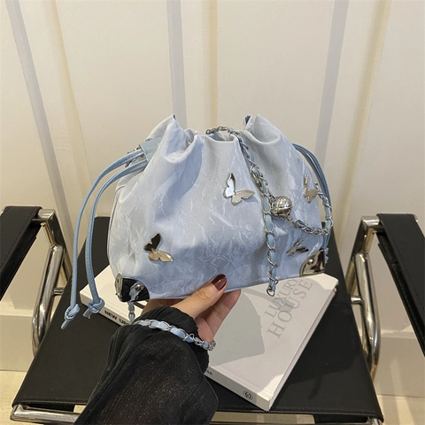 Damen Mode Schmetterling Eimertasche Krinkle Kunstleder Kordelzug Kette Umhängetasche mit Metallecken Crossbody Tasche