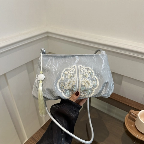 Sac Sous le Bras en Satin Brodé Nouveau Style Chinois Femme Motif Floral Sac à Bandoulière Avec Gland Sac à Main Élégant
