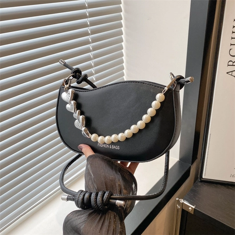 Damen Mode PU Leder Halbmond Umhängetasche Mit Künstlicher Perlenkette Und Metall Herzanhänger Schicke Hobo Unterarmtasche