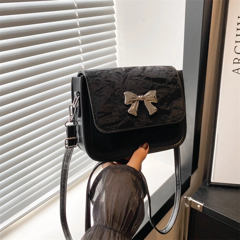 Women PU Shoulder Bag Metal Bow Ornament Wrinkle Texture Square Crossbody Bag Solid Color Fashion Street Trend Small Purse