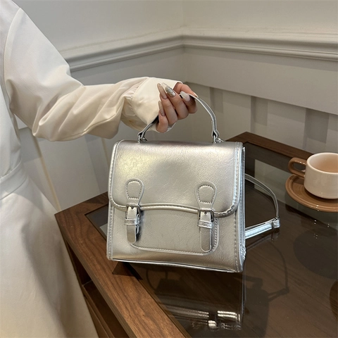 Preppy-Stil Damen PU-Leder Rucksack Umhängetasche Glänzendes Finish Quadratische Handtasche Verstellbarer Gurt Schultasche