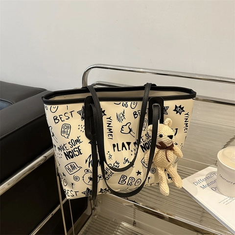 Borsa Tote in Pelle PU Grande Capacità da Donna Estate Graffiti Stampata Pendolare Borsa a Tracolla Con Ciondolo a Forma di Orso