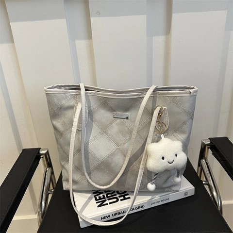 Borsa Tote da Donna Grande Capacità Trapuntata a Rombi Borsa a Spalla in Tela Con Ciondolo a Nuvola in Peluche