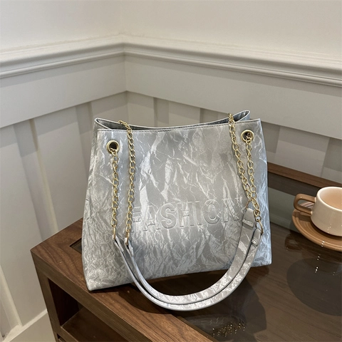 Damen Große Kapazität PU Leder Plissee Buchstabe Einkaufstasche Mode Goldkette Schultertasche Unterarm Pendler Handtasche