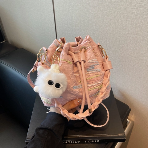 Damen Casual Regenbogenstreifen Gewebt Beuteltasche Kordelzug Umhängetasche Stickerei Kleine Handtasche Mit Plüschanhänger