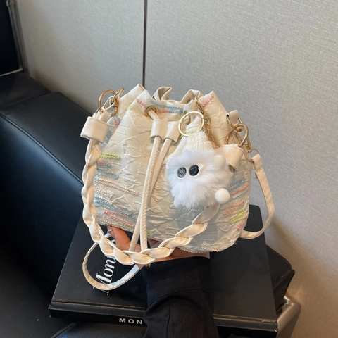 Damen Casual Regenbogenstreifen Gewebt Beuteltasche Kordelzug Umhängetasche Stickerei Kleine Handtasche Mit Plüschanhänger