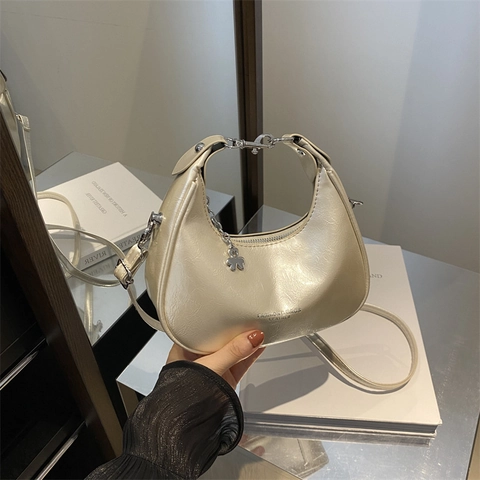 Damen Minimalistische PU Leder Halbmond Tasche Glänzende Hobo Tasche Mit Verstellbarem Gurt Und Metallanhänger Elegante Umhängetasche
