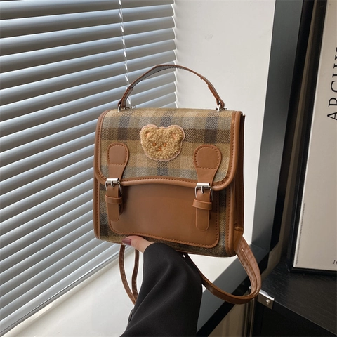 Vintage Preppy Πλαίντ Σακίδιο για Γυναίκες Μόδα PU Δερμάτινη Τσάντα Χειρός Με Χαριτωμένη Διακόσμηση Λούτρινη Αρκούδα Casual Mini Σακίδιο Πλάτης Σχολική Τσάντα