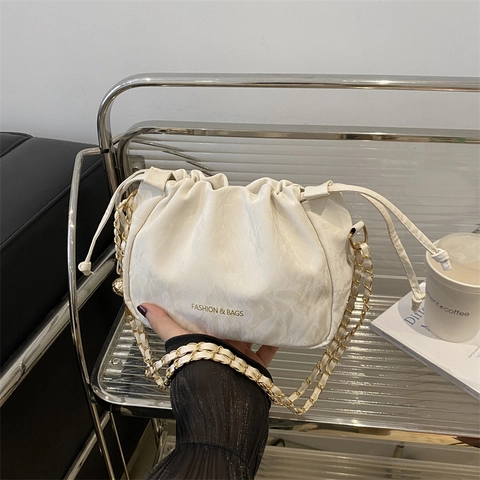 Damen Plissee Kordelzug Unterarm Schultertasche PU Leder Kette Cloud Bucket Bag Mit Goldener Kugel Verstellbares Detail