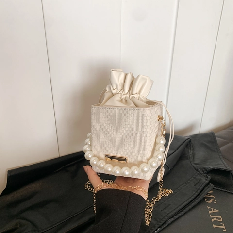 Mini Beuteltasche Damen PU Leder Gewebte Textur Künstliche Perle Griff Gold Metall Kette Kordelzug Handtasche