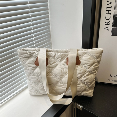 Große Nylon Gesteppte Tragetasche Rautenmuster Handtasche Mit Blumenaufnäher Dekor Für Damen Täglicher Büro Schule