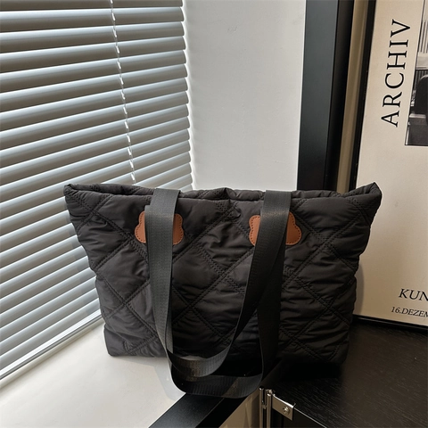 Große Nylon Gesteppte Tragetasche Rautenmuster Handtasche Mit Blumenaufnäher Dekor Für Damen Täglicher Büro Schule