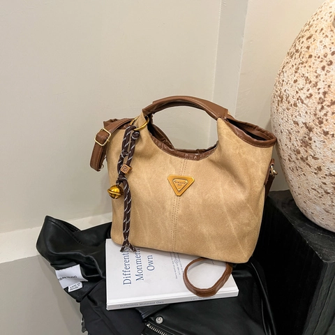 Bolso Tote de Cuero PU para Mujer Con Logo Triangular y Colgante de Campana Metropolitano Simple Vintage Bandolera