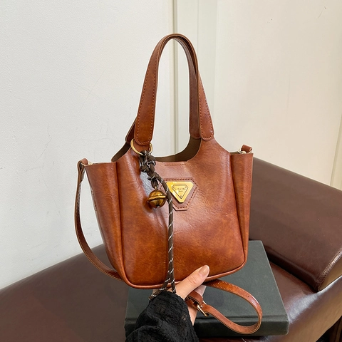 Bolso Tote de Cuero PU Vintage para Mujer Bolso de Cubo Retro de Color Sólido Elegante Bolso de Hombro Con Placa Metálica