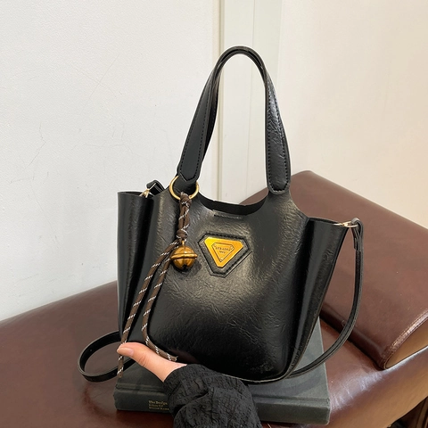 Bolso Tote de Cuero PU Vintage para Mujer Bolso de Cubo Retro de Color Sólido Elegante Bolso de Hombro Con Placa Metálica