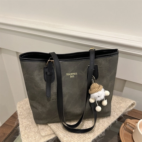 Grand Sac Cabas Femme en Cuir PU Minimaliste Sac à Épaule pour Trajet Avec Pendentif en Peluche Sac à Main Texture Souple