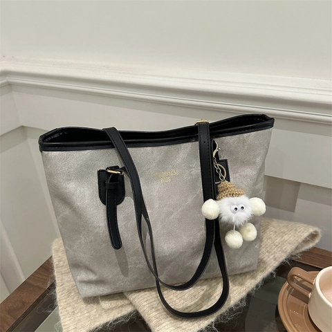 Grand Sac Cabas Femme en Cuir PU Minimaliste Sac à Épaule pour Trajet Avec Pendentif en Peluche Sac à Main Texture Souple