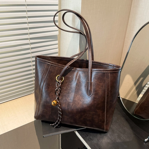 Vintage PU Leather Women Tote Bag Large Capacity Minimalist Shoulder Bag With Decorative Pendant Commuter Daily Work Handbag