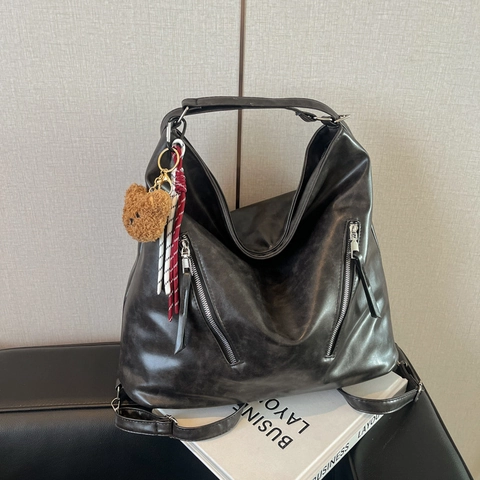 Damen Vintage PU Leder Tragetasche Große Kapazität Schultertasche Mit Reißverschluss Dekor Bär Anhänger Für Den Täglichen Pendelverkehr