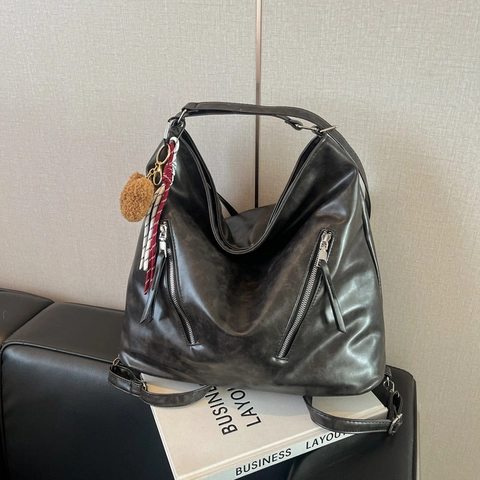 Damen Vintage PU Leder Tragetasche Große Kapazität Schultertasche Mit Reißverschluss Dekor Bär Anhänger Für Den Täglichen Pendelverkehr