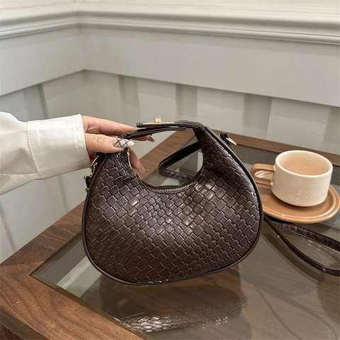 Women Fashion Woven Crocodile Embossed Crescent Bag Vintage PU Leather Half Moon Handbag With Single Adjustable Strap Casual Bag