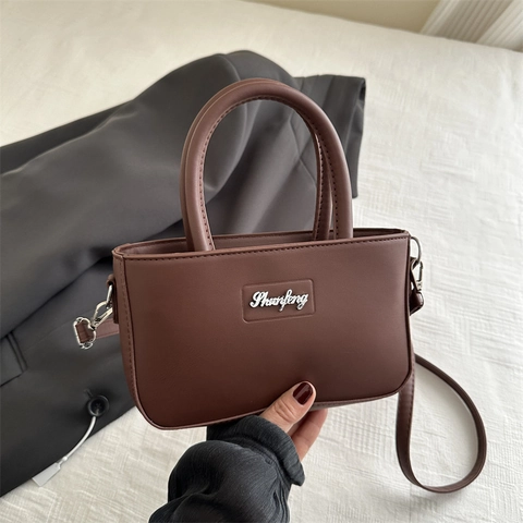 Damen Kleine PU Leder Quadrat Umhängetasche Minimalistischer Buchstabe Metall Logo Handtasche Mode Alltagsoutfit