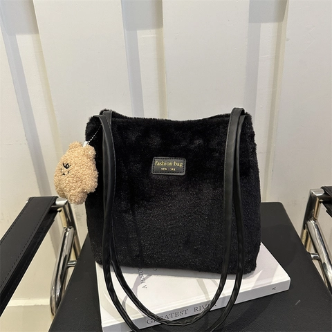Minimalist Faux Fur Tote Bag Soft Plush Bucket Shoulder Bag Autumn Winter Daily Handbag With Cute Plush Charm For Women