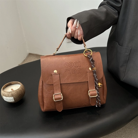 Mochila de Cuero PU Estilo Universitario Vintage para Mujer Gran Capacidad Color Sólido Bolso Bandolera con Solapa y Colgante