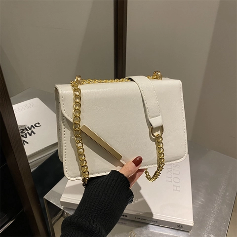Sac à Bandoulière en Cuir PU à Texture Vintage pour Femmes Sac à Main à Rabat Carré Minimaliste avec Bordure en Métal Doré