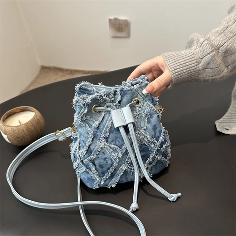 Bolso Cubo de Mezclilla Vintage con Rombos Deshilachados para Mujer Bolso de Hombro con Cordón Casual Cadena Messenger