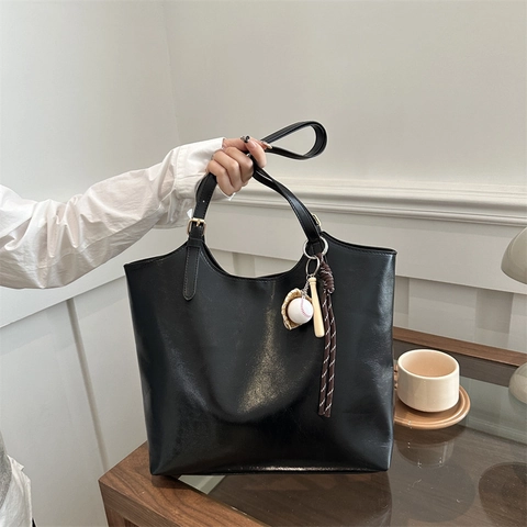 Women Vintage PU Leather Tote Bag Large Capacity Solid Color Shoulder Bag With Baseball Charm Commuting Minimalist Handbag