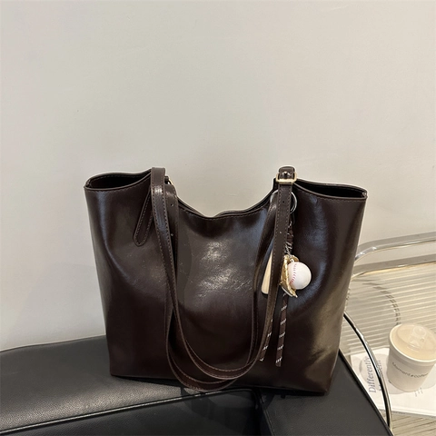 Women Vintage PU Leather Tote Bag Large Capacity Solid Color Shoulder Bag With Baseball Charm Commuting Minimalist Handbag