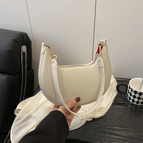 Borsa sottobraccio a mezzaluna da donna in pelle PU a grana con hardware dorato e fodera rossa accessorio quotidiano Hobo