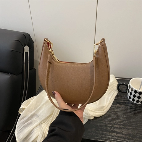 Borsa sottobraccio a mezzaluna da donna in pelle PU a grana con hardware dorato e fodera rossa accessorio quotidiano Hobo