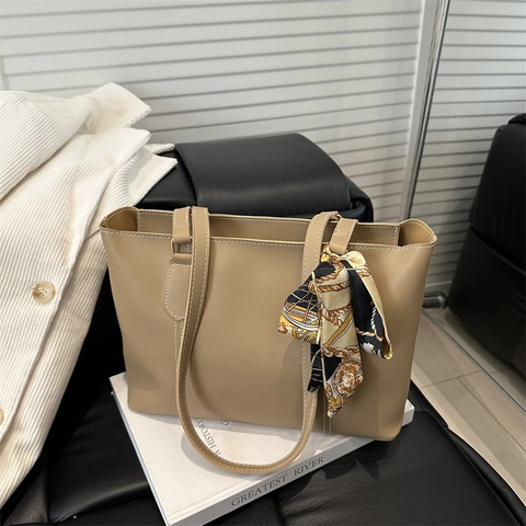 Damen Große Kapazität PU Leder Tote Bag Mit Dekorativem Tuch Kontrastnaht Einfache Casual Pendler Schultertasche