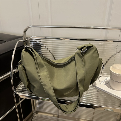 Borsa a Spalla da Donna in Nylon Mezzaluna Grande Capacità Semplice Tracolla Versatile Borsa a Dumpling Con Ampio Spallaccio Regolabile