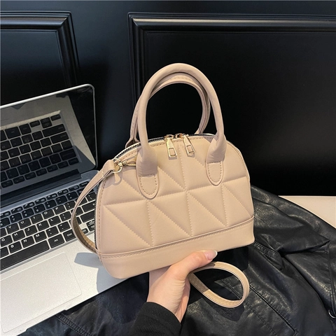 Borsa a Conchiglia in Pelle PU Trapuntata da Donna Motivo Geometrico a Triangolo Borsa a Tracolla Hardware Oro Borsa Urban Minimalista