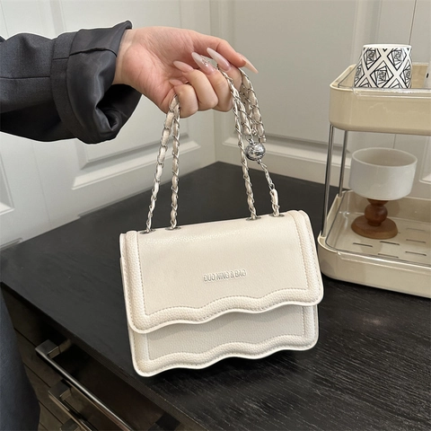 Dames PU Leren Schoudertas Lychee Textuur Golfkant Ontwerp Ketting Band Metalen Bal Crossbody Kleine Vierkante Tas