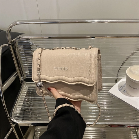 Dames PU Leren Schoudertas Lychee Textuur Golfkant Ontwerp Ketting Band Metalen Bal Crossbody Kleine Vierkante Tas