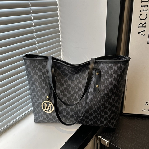 Borsa Tote da Donna alla Moda con Stampa Monogramma Grande Capacità Trendy in Pelle PU Borsa a Tracolla con Ciondolo a M Dorata