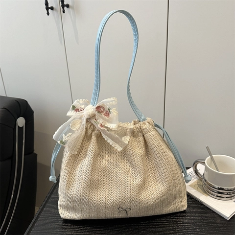 Damen Stroh Gewebte Tasche Mit Blumen Spitze Schleife Frische Pastorale Umhängetasche Große Kapazität Kordelzug Strandtasche