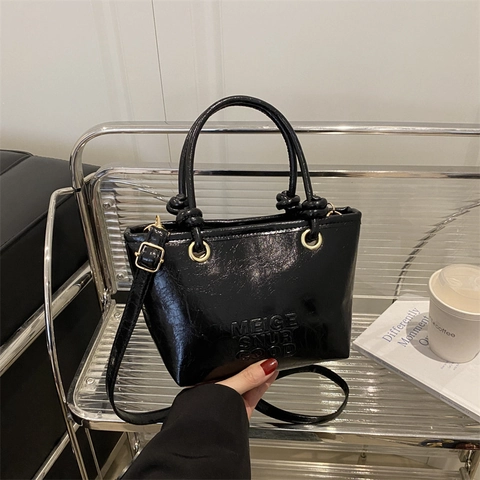 Damen PU Leder Mini Tote Tasche Metallische Falten Optik Schulter Umhängetasche Mit Buchstaben Prägung Goldene Beschläge Lässig