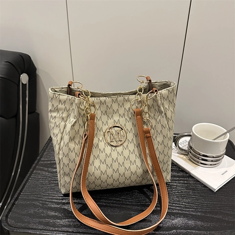 Borsa Tote da Donna Retro con Stampa Monogramma M Grande Capacità in Pelle PU Borsa a Tracolla con Catena in Metallo Logo Oro