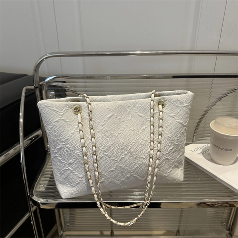 Women's Fashion Chain Shoulder Bag Summer New Embroidered Rhombus Texture Tote Bag Metal Chain Strap Versatile Chic Large Capacity Handbag