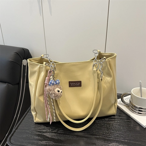 Sac Fourre-tout en Cuir PU à Grande Capacité pour Femmes Sac à Bandoulière de Mode Avec Chaîne et Pendentif en Peluche pour Travail