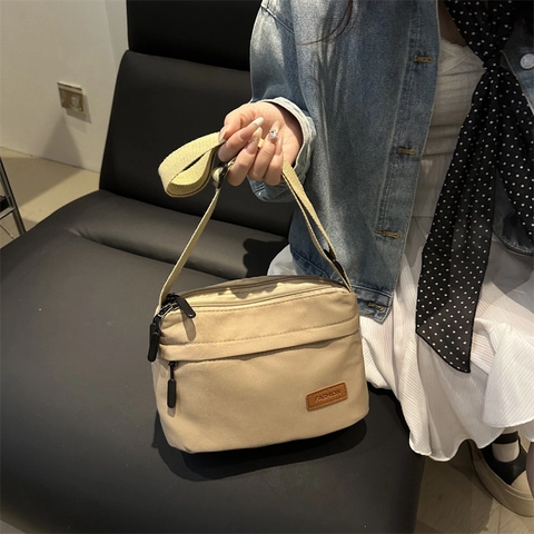 Sac Bandoulière Unisexe en Nylon Hydrofuge Compartiments Multiples Sac à Épaule Décontracté Avec Patch en Cuir Fashion Couleur Unie Bandoulière Réglable