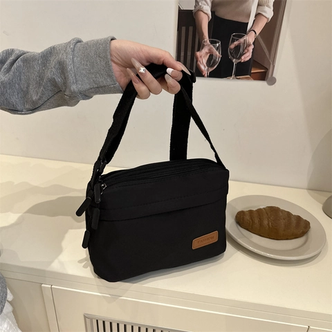 Sac Bandoulière Unisexe en Nylon Hydrofuge Compartiments Multiples Sac à Épaule Décontracté Avec Patch en Cuir Fashion Couleur Unie Bandoulière Réglable