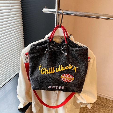 Borsa Tote in Denim Vintage da Donna con Ricamo a Lettere Tracolla Rossa a Contrasto Coulisse Borsa a Spalla Casual Pendolare