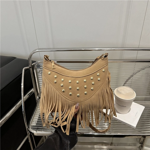 Damen Vintage Wildleder Optik Nieten Quasten Satteltasche Boho PU Leder Umhängetasche Minimalistische Western Stil Handtasche