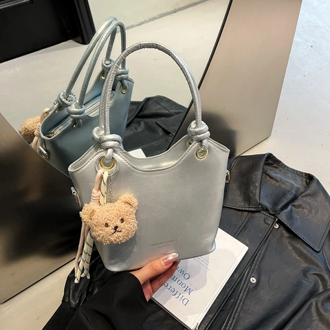 Borsa a Secchiello in Pelle PU da Donna Minimalista Con Manico a Nodo e Pendaglio Orsetto Borsa a Tracolla Casual Versatile